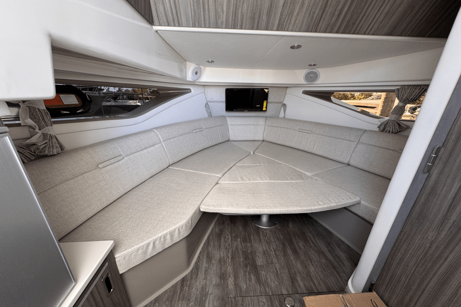 2025 Sea Ray Sundancer 320 Outboard Image Thumbnail #25