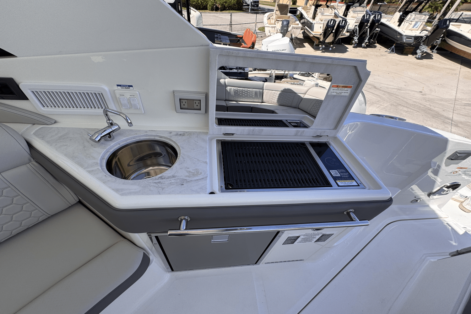 2025 Sea Ray Sundancer 320 Outboard Image Thumbnail #8