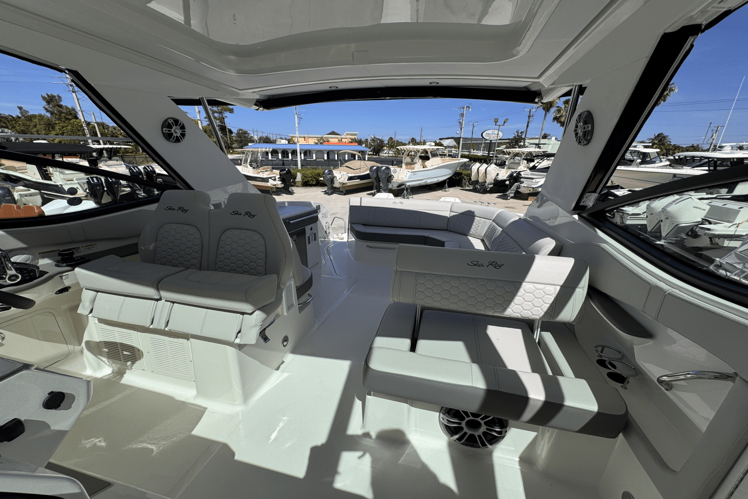 2025 Sea Ray Sundancer 320 Outboard Image Thumbnail #11