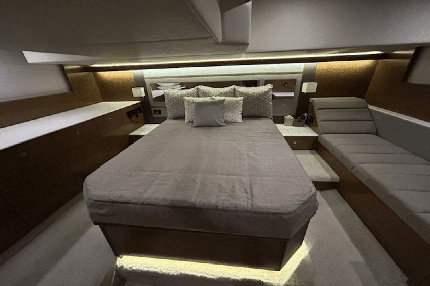 2019 Cruisers Yachts
                                                             46 CANTIUS Image Thumbnail #25