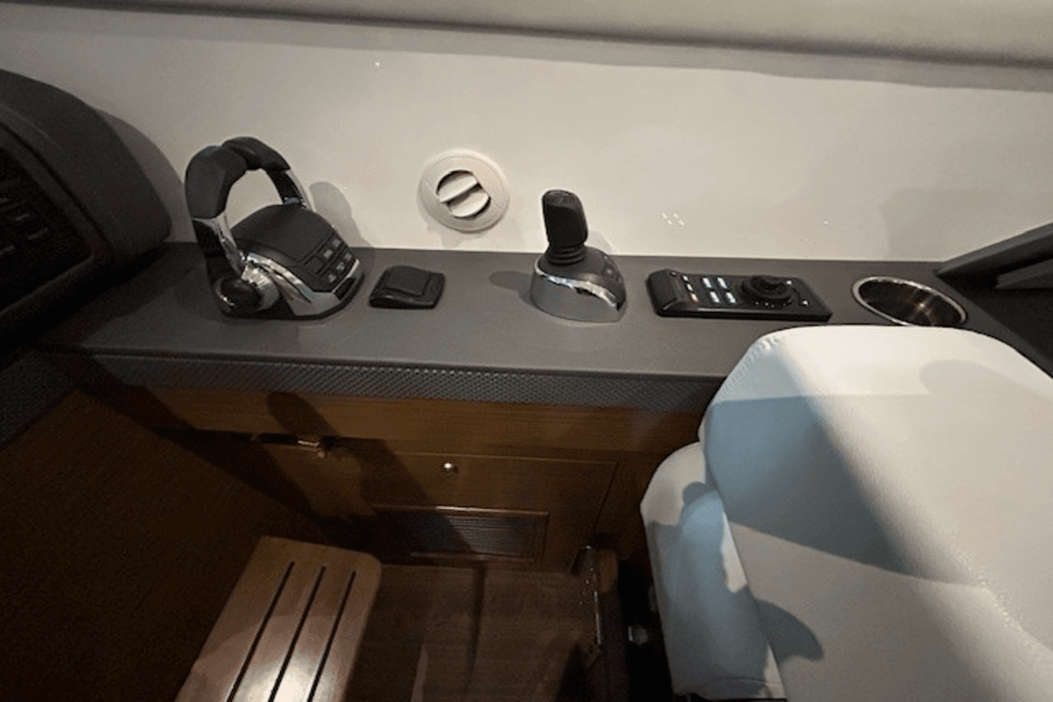 2019 Cruisers Yachts
                                                             46 CANTIUS Image Thumbnail #14