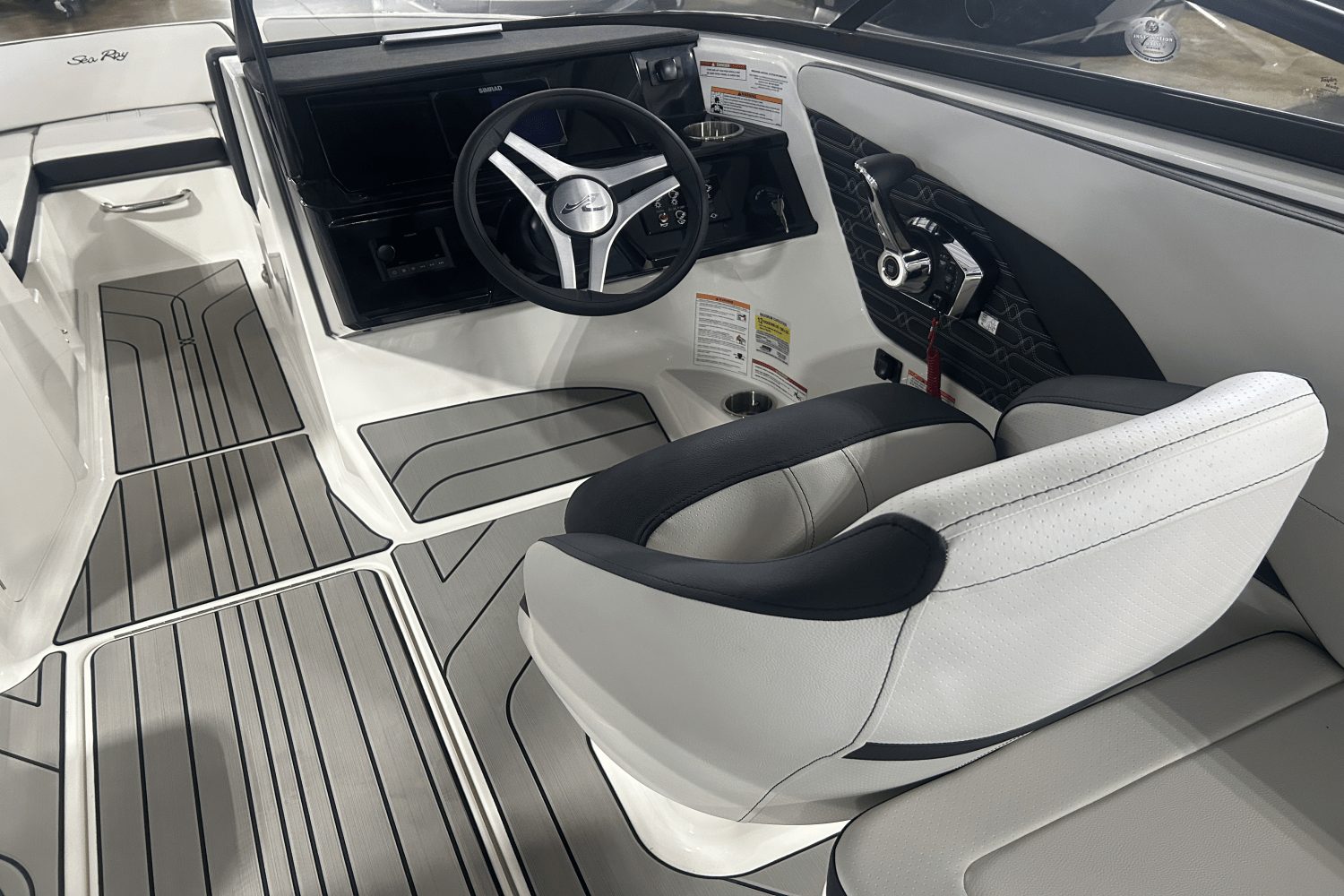 2025 Sea Ray SPX 210 Outboard Image Thumbnail #9