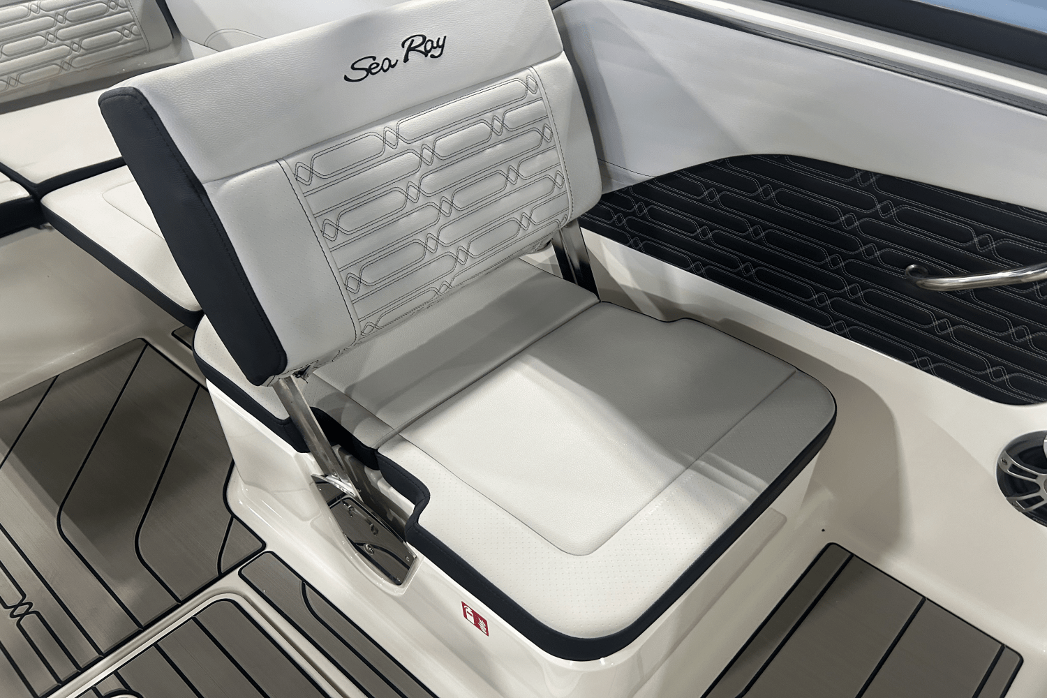 2025 Sea Ray SPX 210 Outboard Image Thumbnail #12