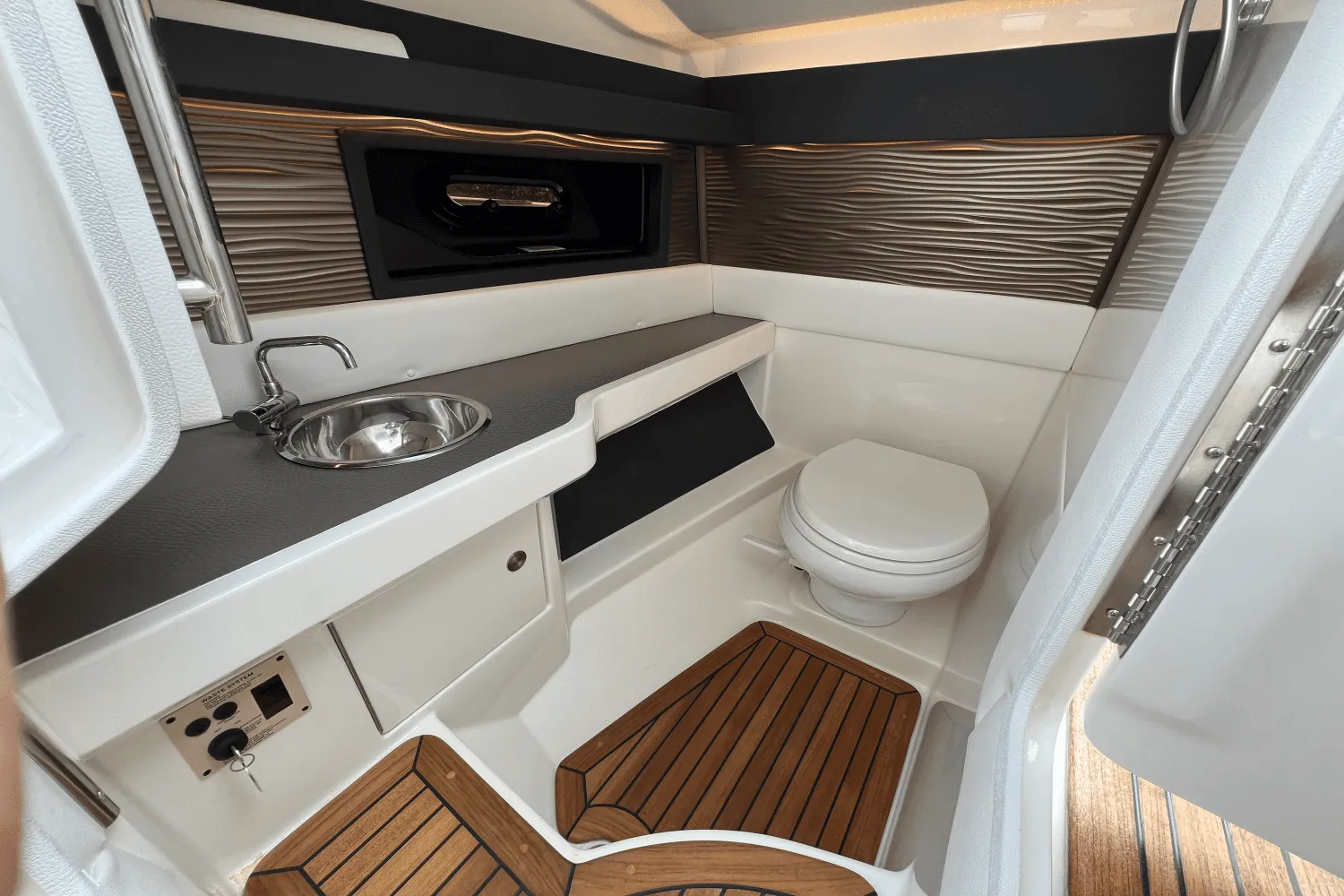 2022 Sea Ray SLX 310 Image Thumbnail #40