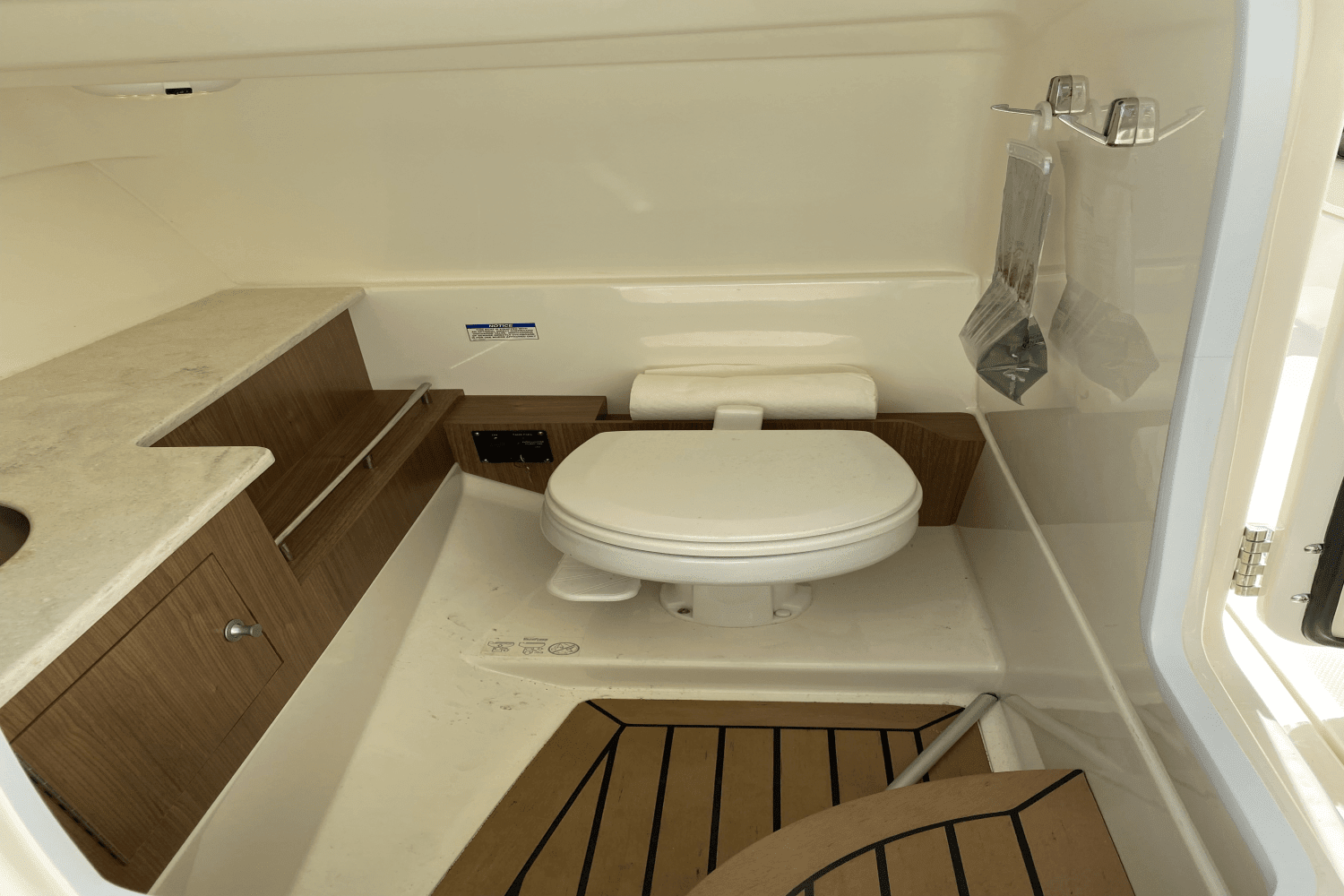 2018 Boston Whaler 270 VANTAGE Image Thumbnail #19