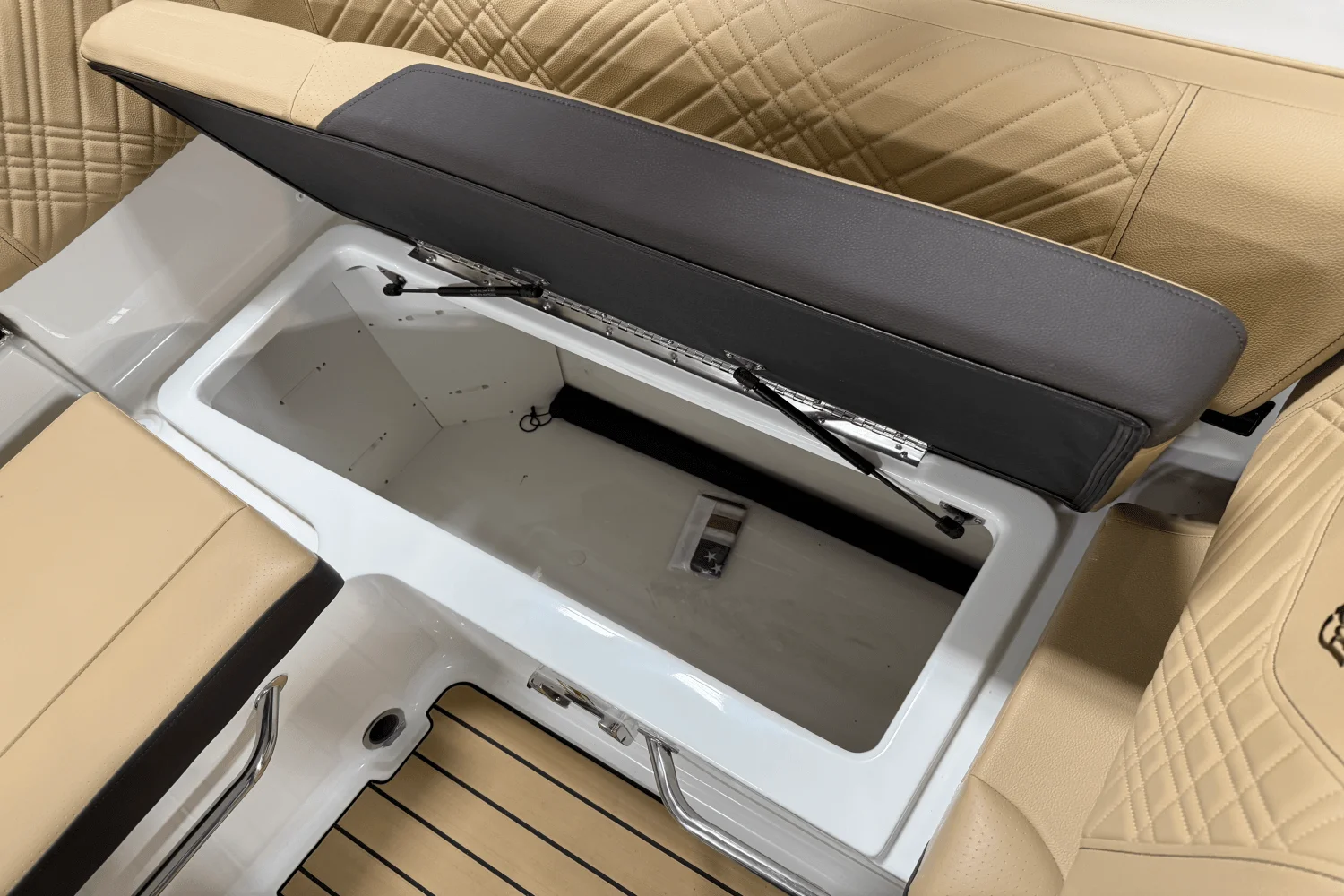 2026 Sea Ray SDX 230 Outboard Image Thumbnail #30