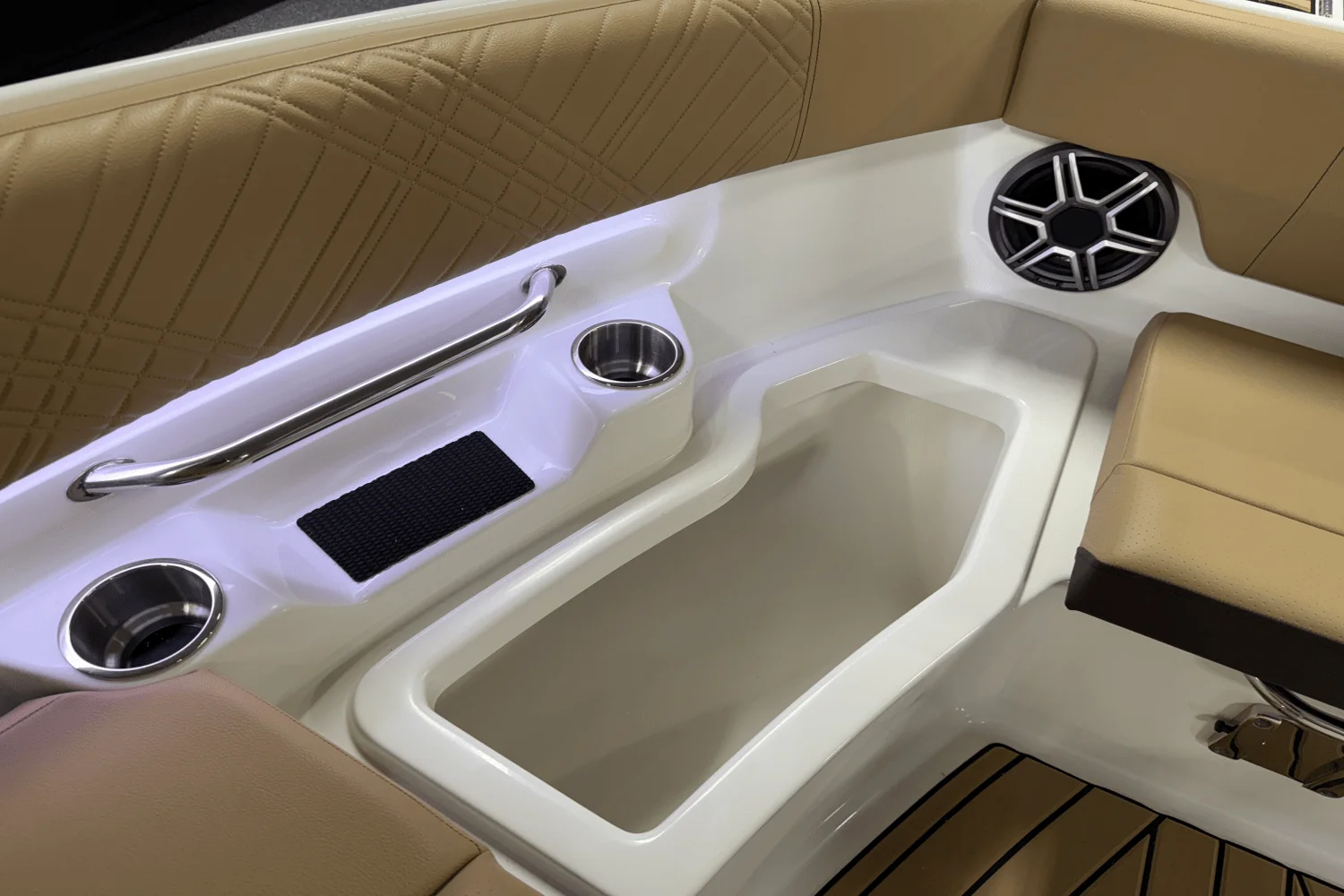 2026 Sea Ray SDX 230 Outboard Image Thumbnail #81