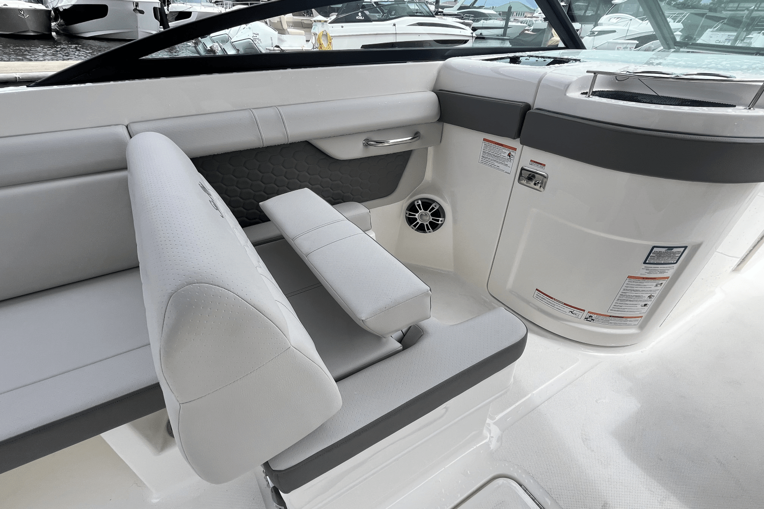 2025 Sea Ray SDX 290 Outboard Image Thumbnail #12