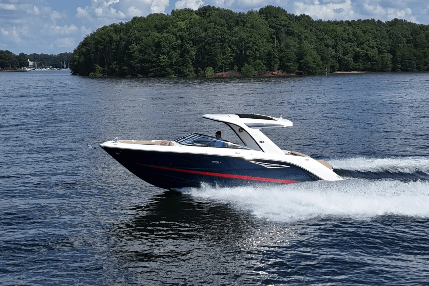 2026 Sea Ray SLX 310 Image Thumbnail #2