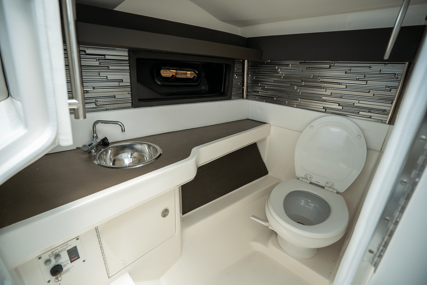 2026 Sea Ray SLX 310 Outboard Image Thumbnail #18