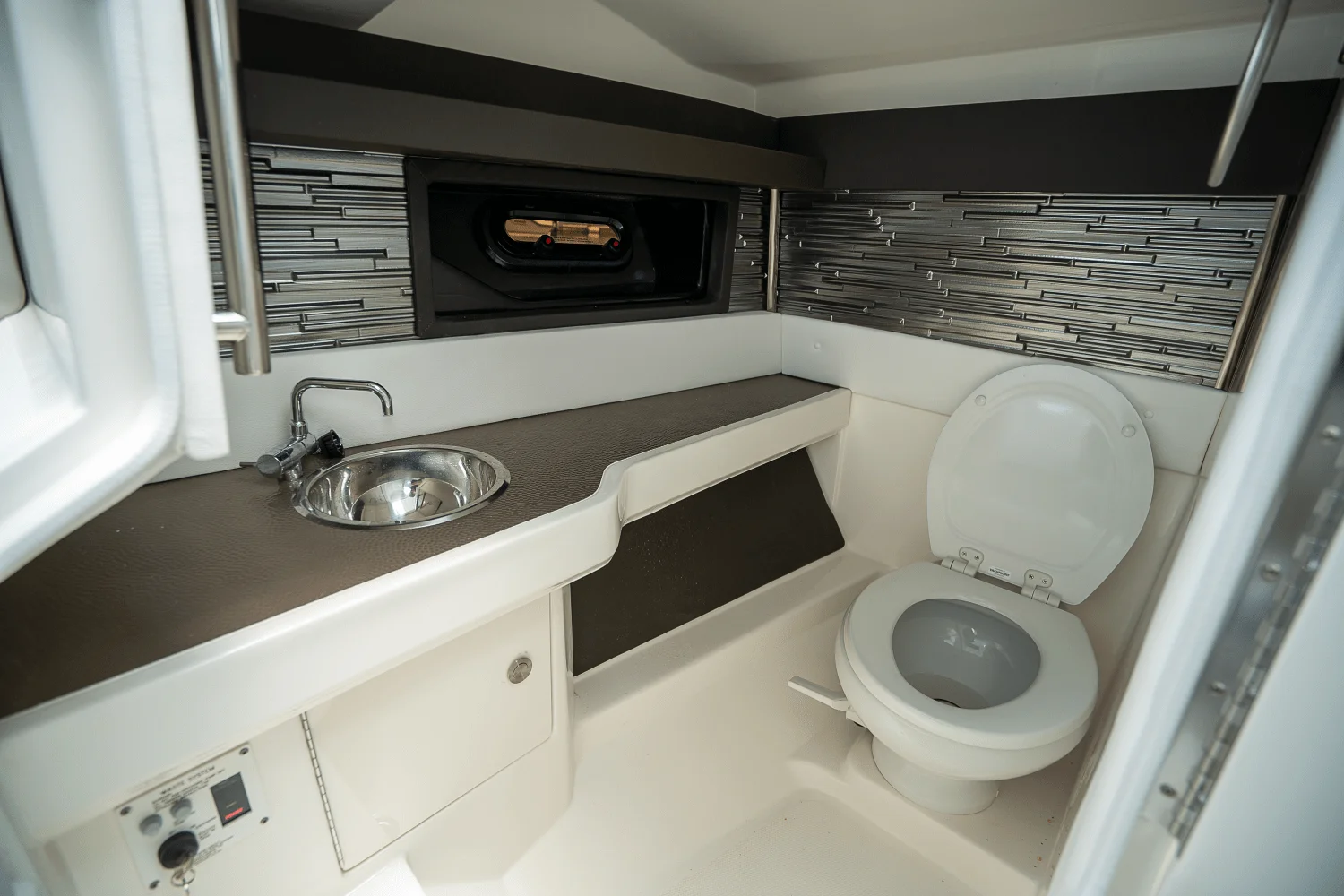 2026 Sea Ray SLX 310 Outboard Image Thumbnail #18