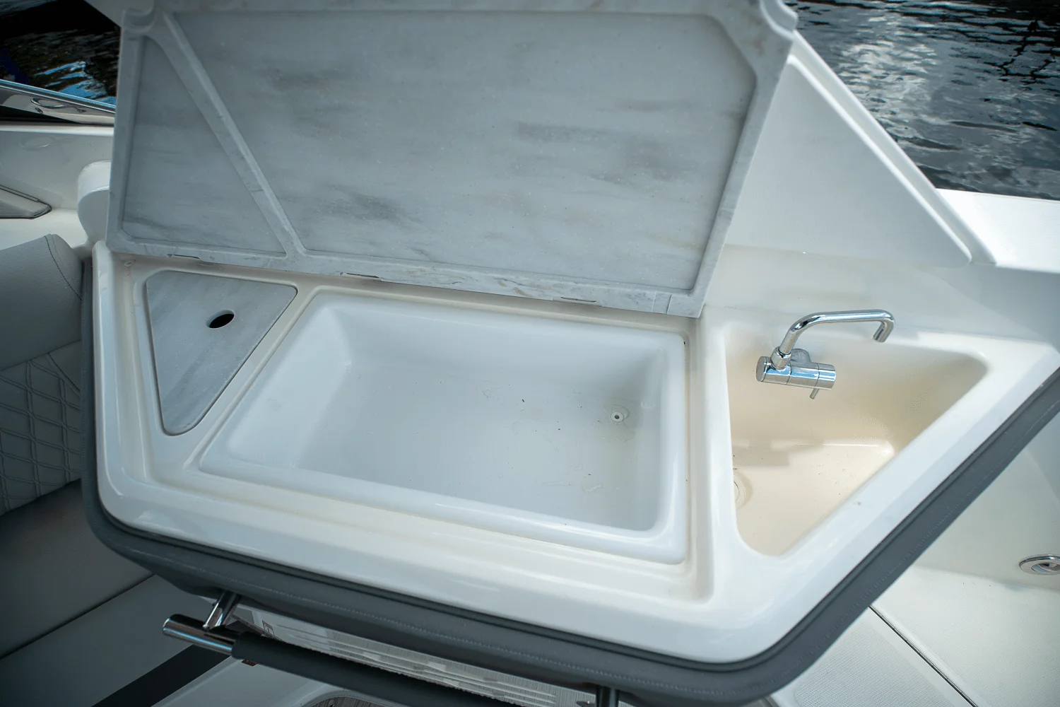 2026 Sea Ray SLX 310 Outboard Image Thumbnail #10