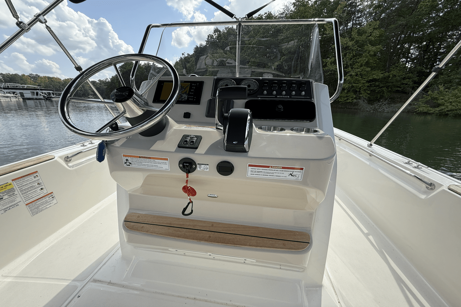 2024 Boston Whaler 210 MONTAUK Image Thumbnail #40