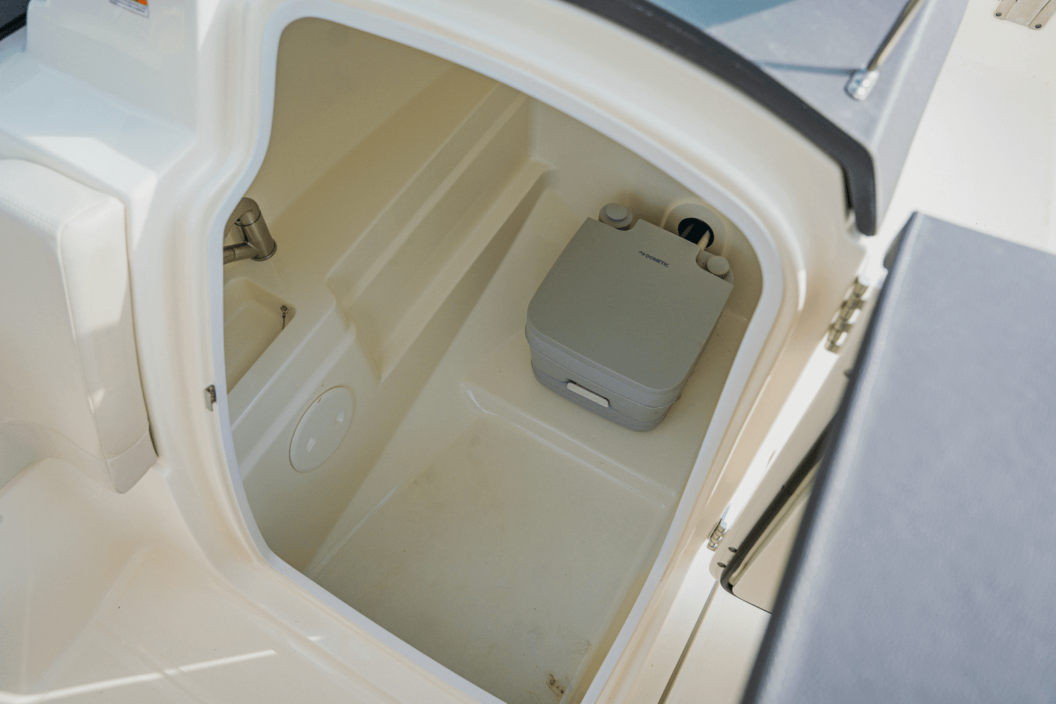 2018 Boston Whaler 230 VANTAGE Image Thumbnail #35