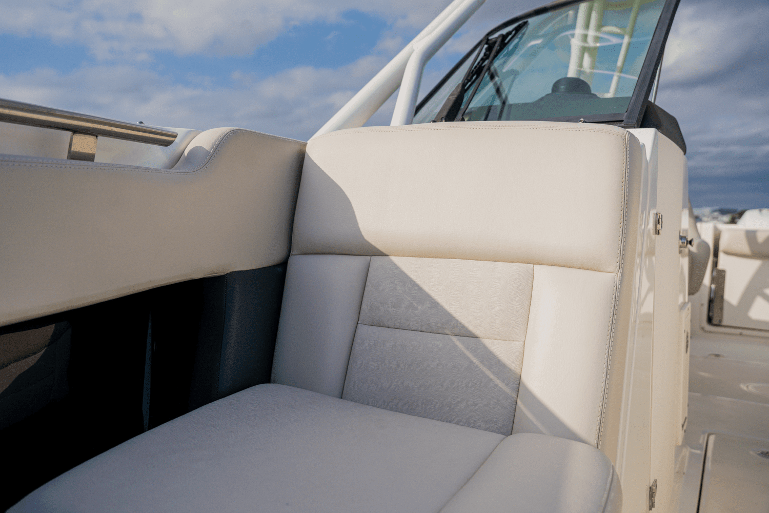 2018 Boston Whaler 230 VANTAGE Image Thumbnail #43