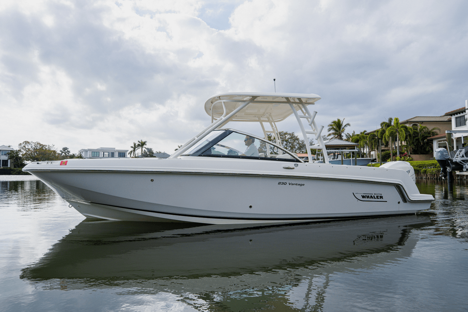 2018 Boston Whaler 230 VANTAGE Image Thumbnail #3