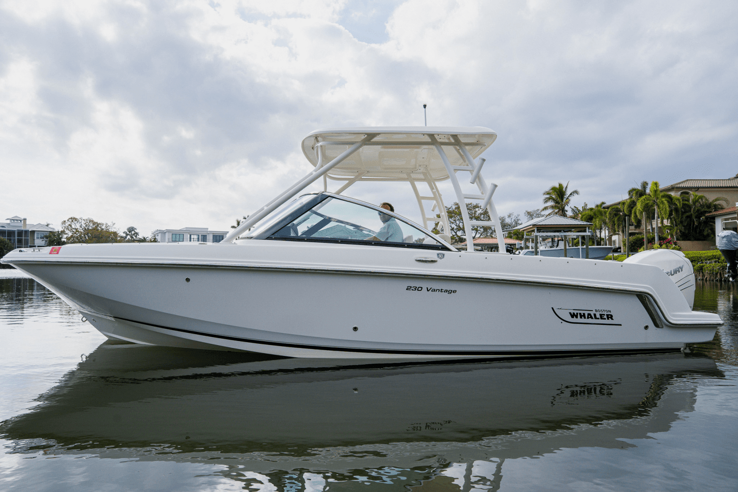 2018 Boston Whaler 230 VANTAGE Image Thumbnail #4
