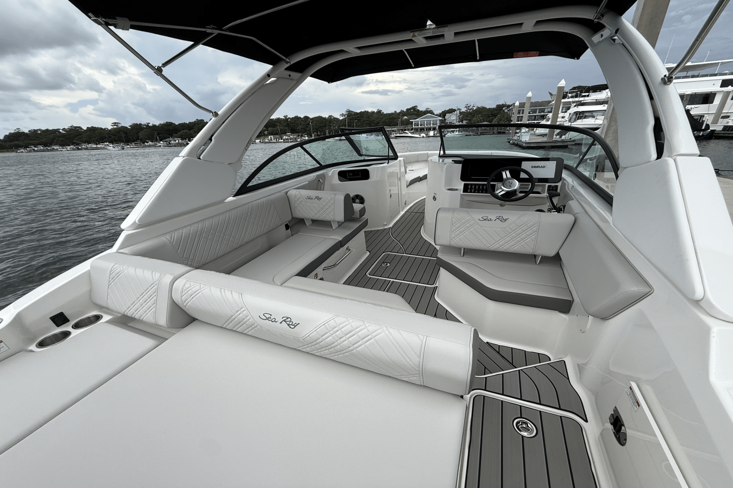 2026 Sea Ray SDX 230 Outboard Image Thumbnail #9