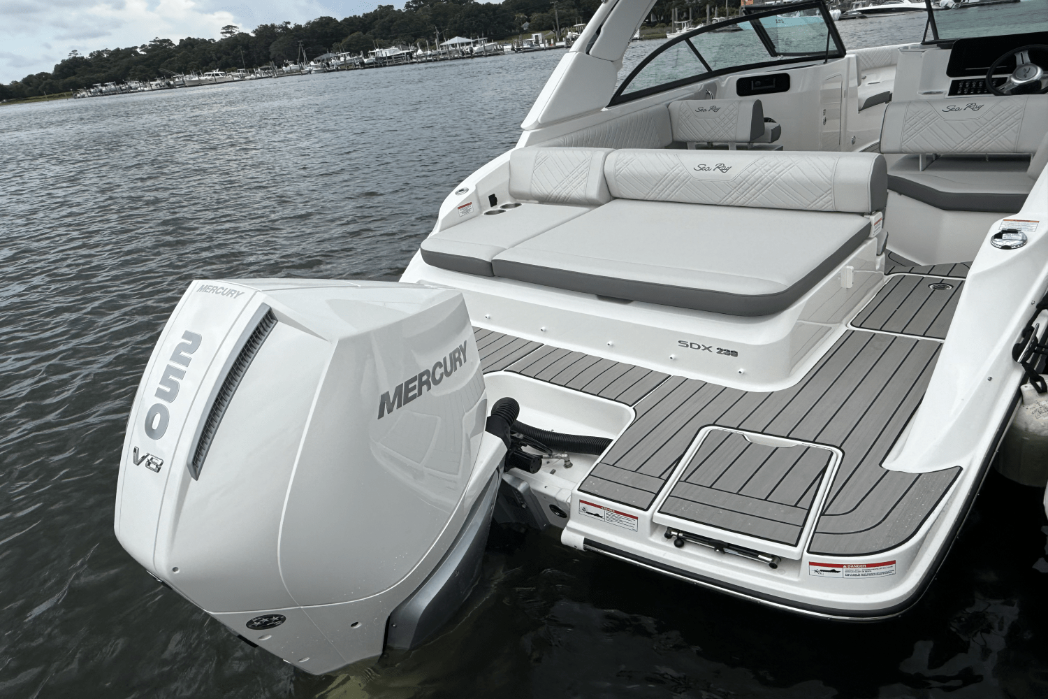 2026 Sea Ray SDX 230 Outboard Image Thumbnail #7