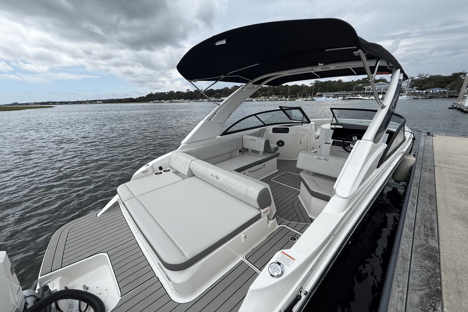2026 Sea Ray SDX 230 Outboard Image Thumbnail #8