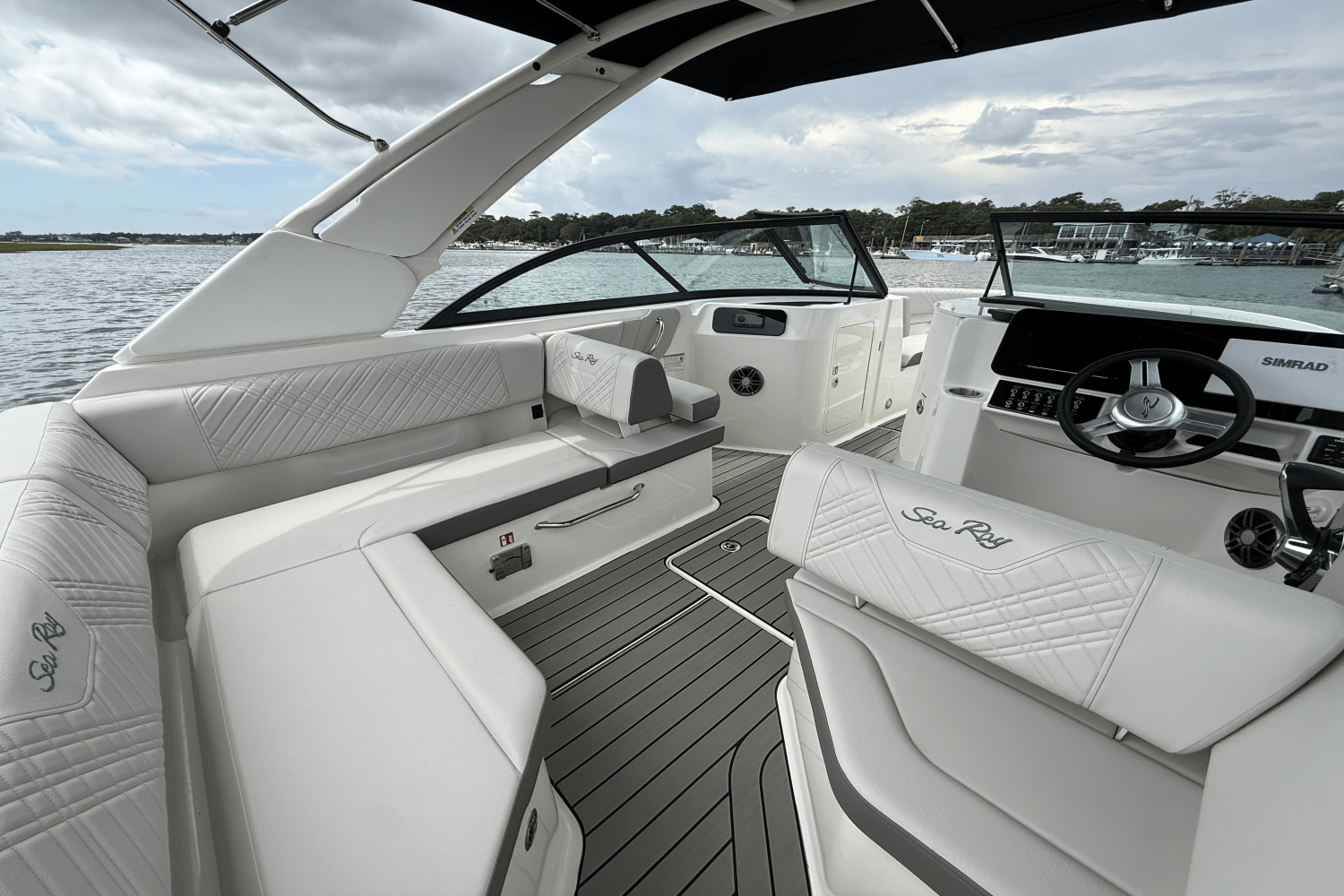 2026 Sea Ray SDX 230 Outboard Image Thumbnail #10