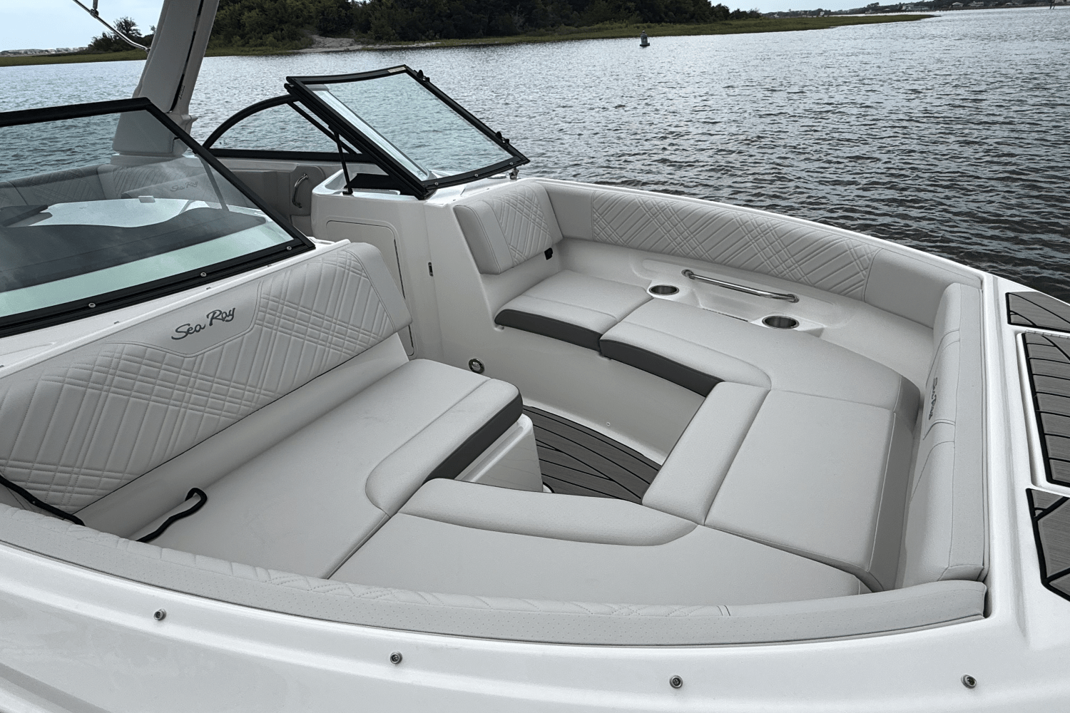 2026 Sea Ray SDX 230 Outboard Image Thumbnail #18