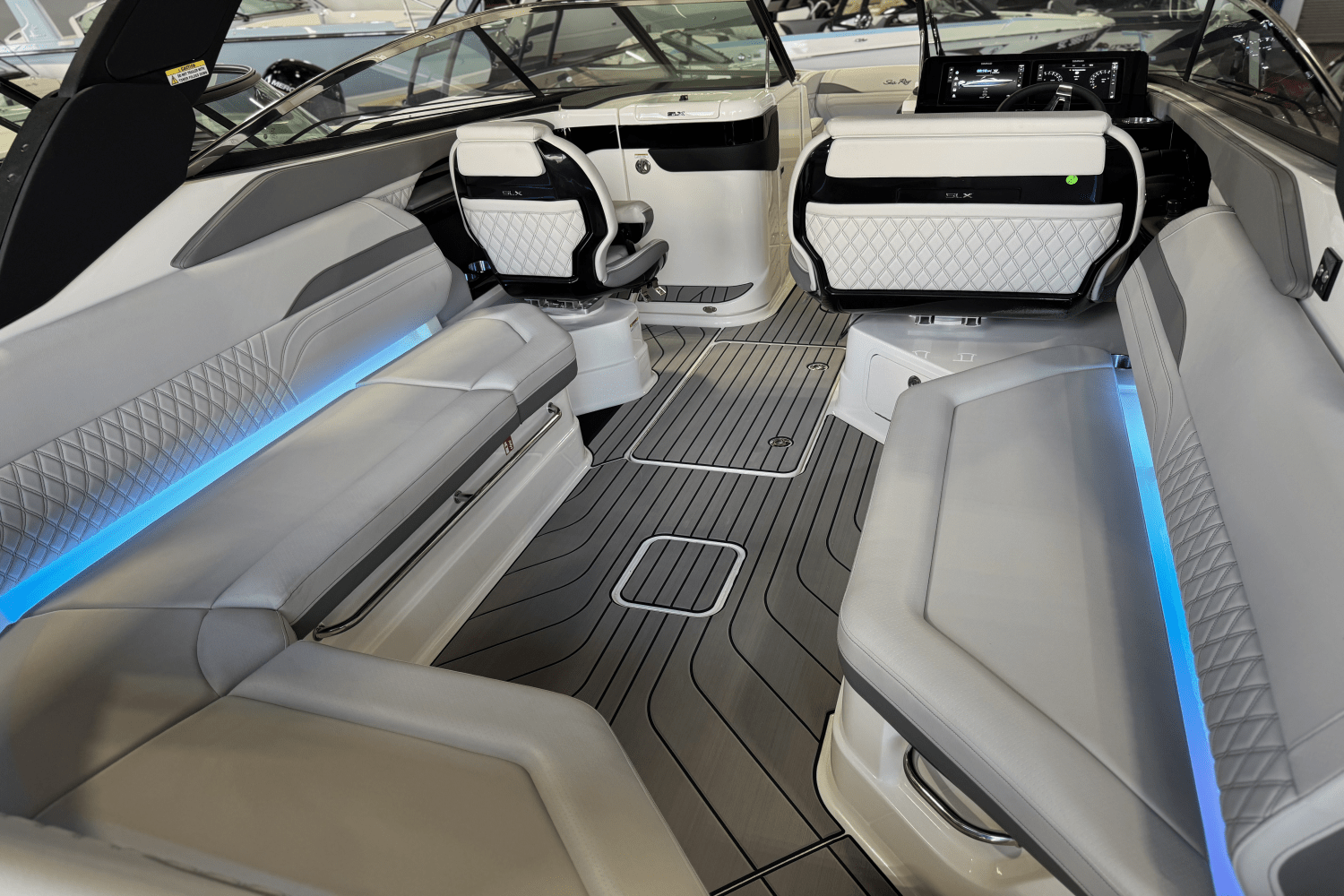 2025 Sea Ray SLX 280 Image Thumbnail #4