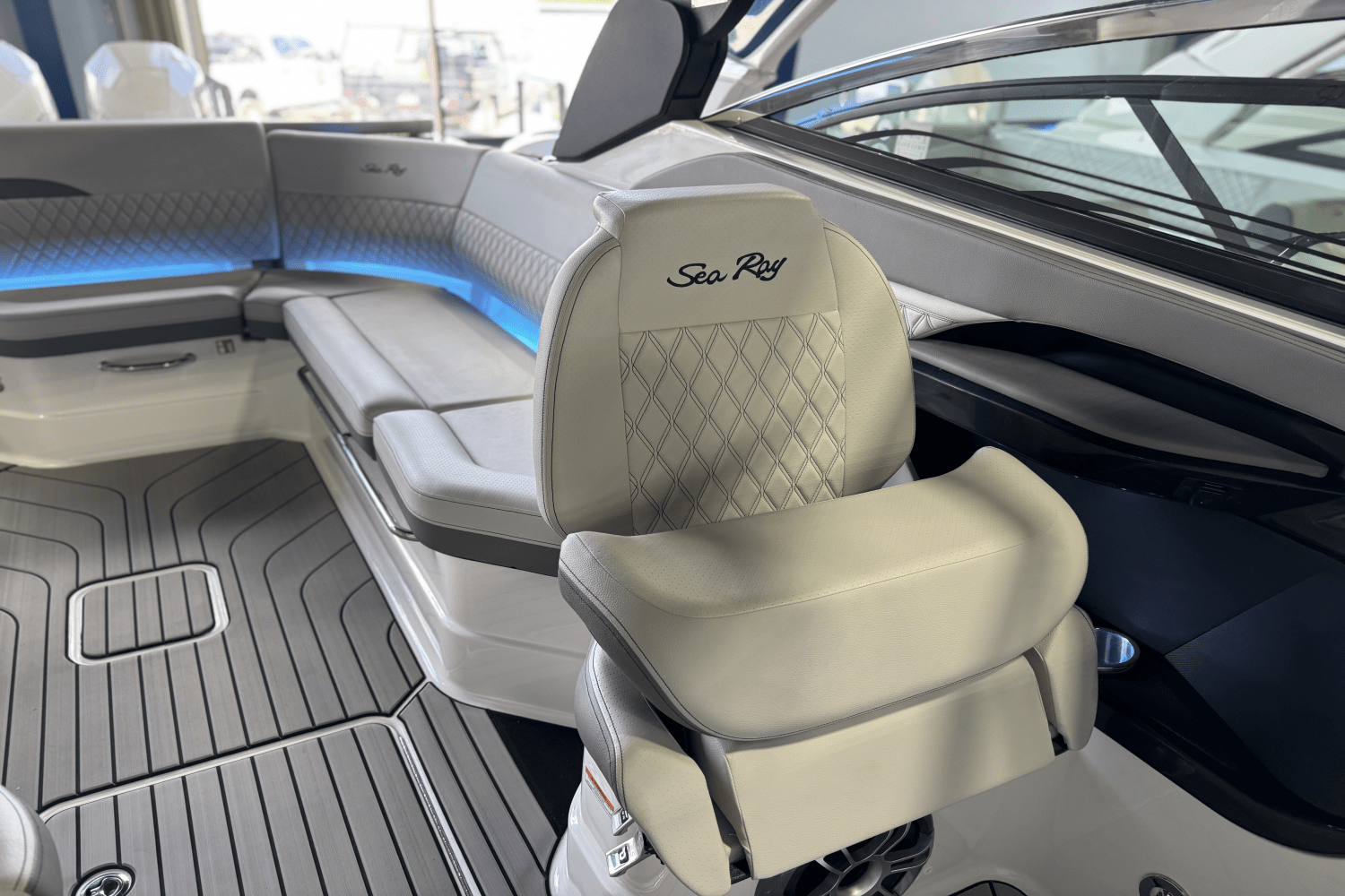2025 Sea Ray SLX 280 Image Thumbnail #16