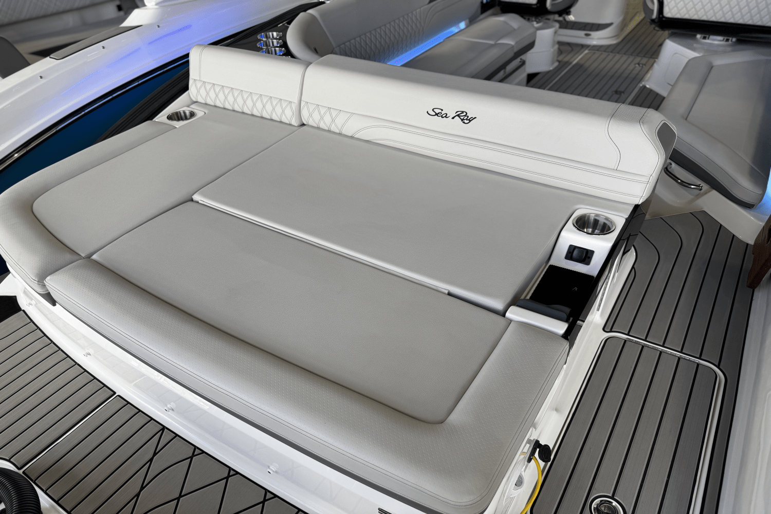 2025 Sea Ray SLX 280 Image Thumbnail #3
