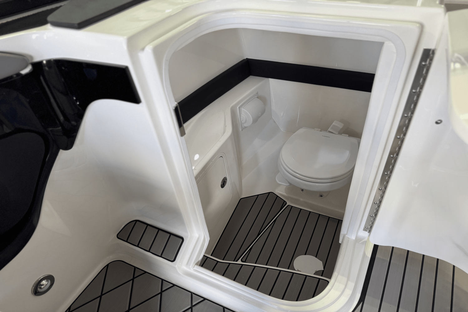 2025 Sea Ray SLX 280 Image Thumbnail #12