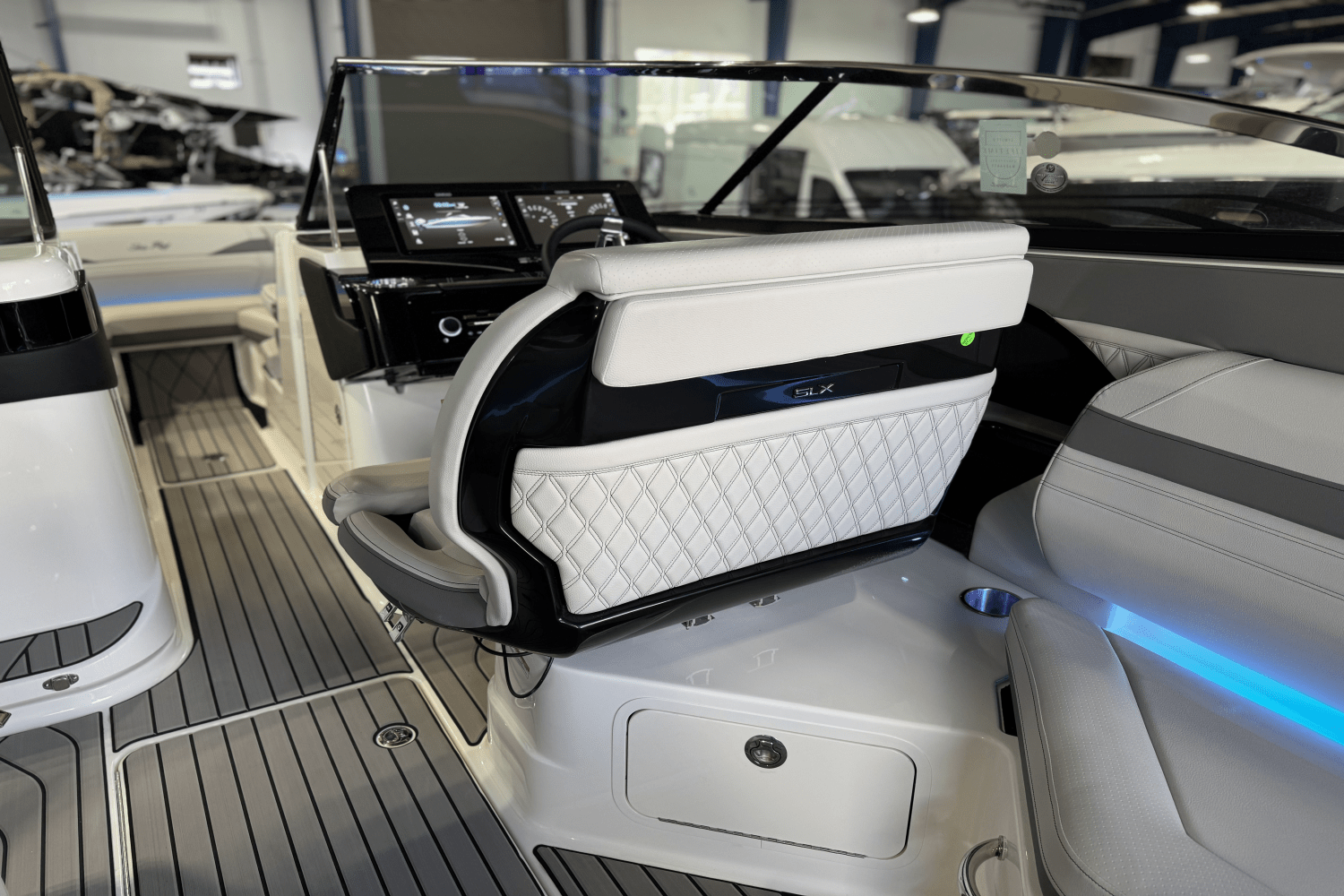 2025 Sea Ray SLX 280 Image Thumbnail #6