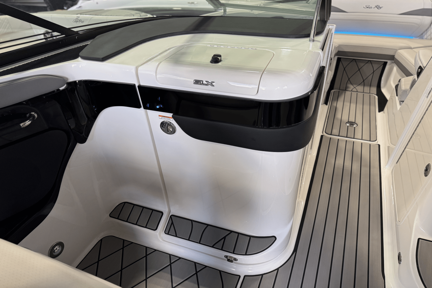 2025 Sea Ray SLX 280 Image Thumbnail #11
