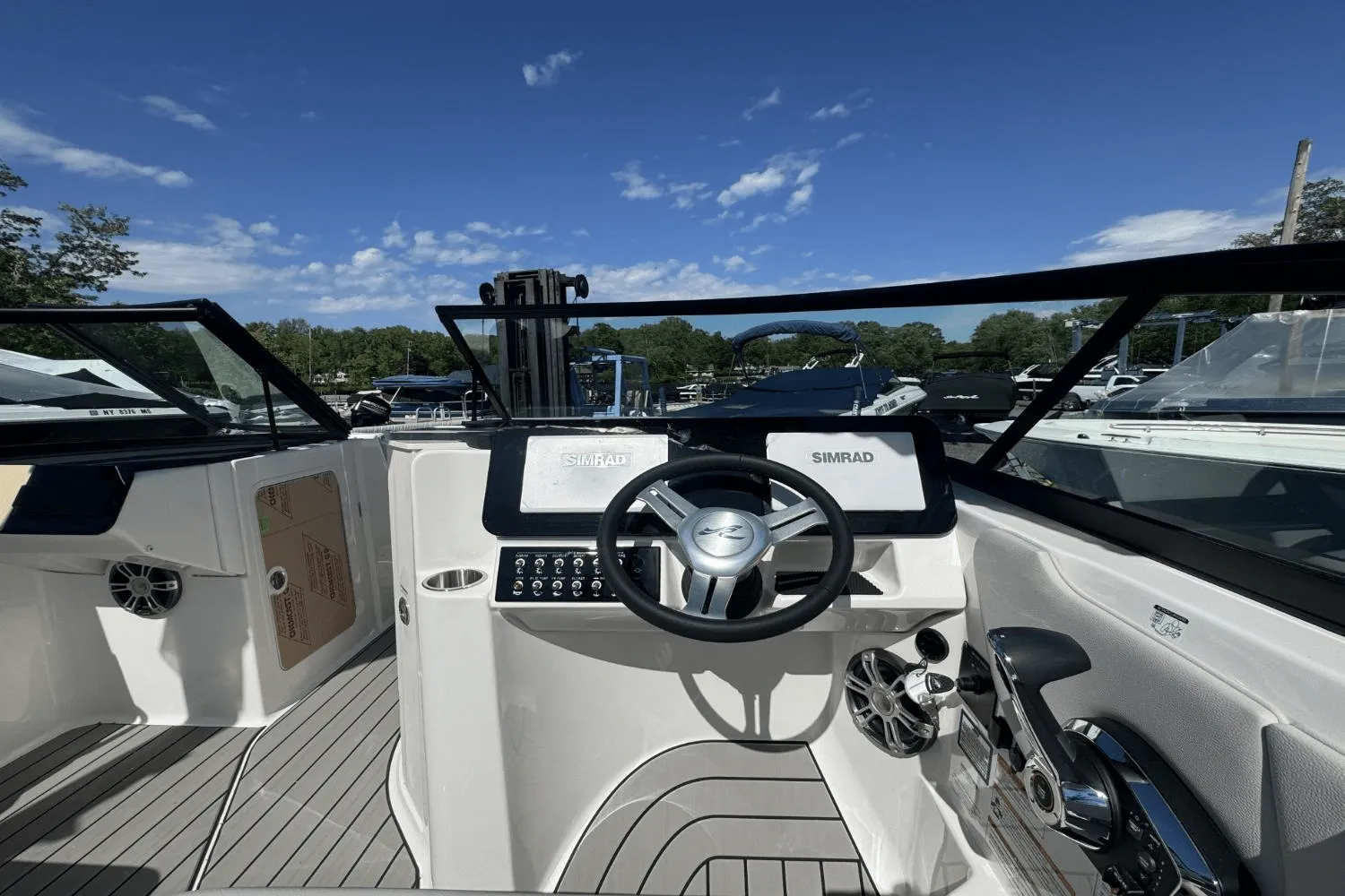 2025 Sea Ray SDX 270 Image Thumbnail #16