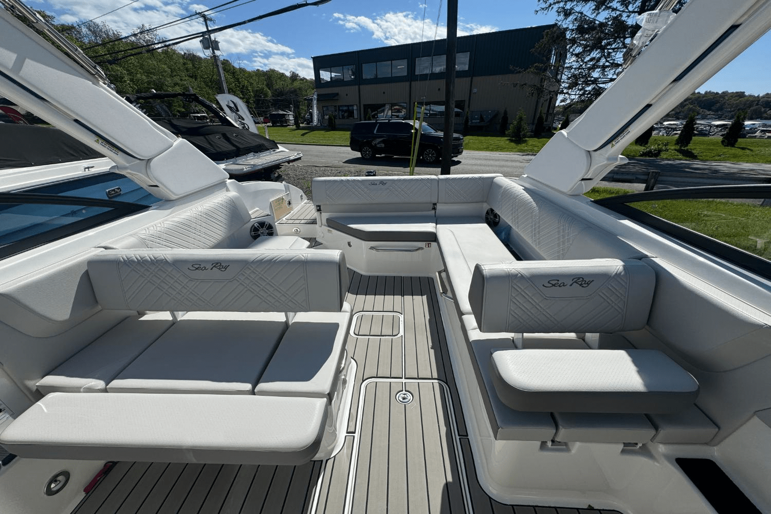 2025 Sea Ray SDX 270 Image Thumbnail #11