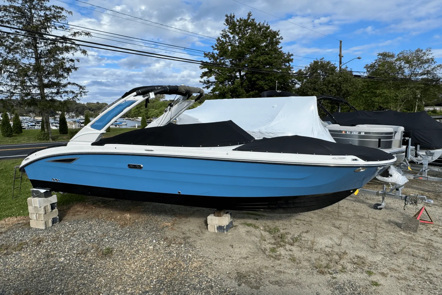2025 Sea Ray SDX 270 Image Thumbnail #3