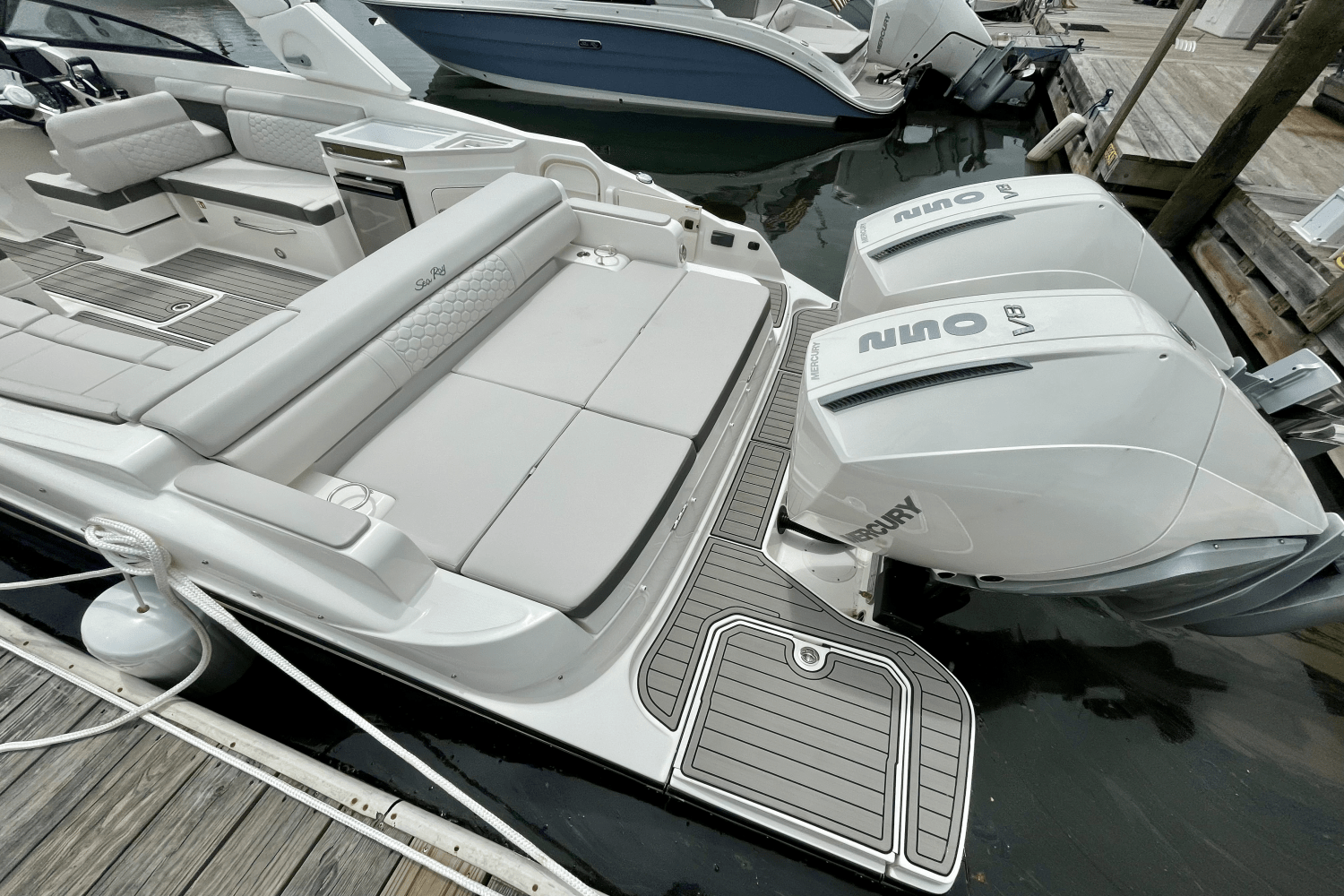 2025 Sea Ray SDX 290 Outboard Image Thumbnail #3