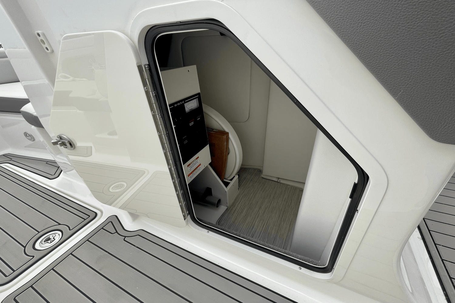 2025 Sea Ray SDX 290 Outboard Image Thumbnail #23