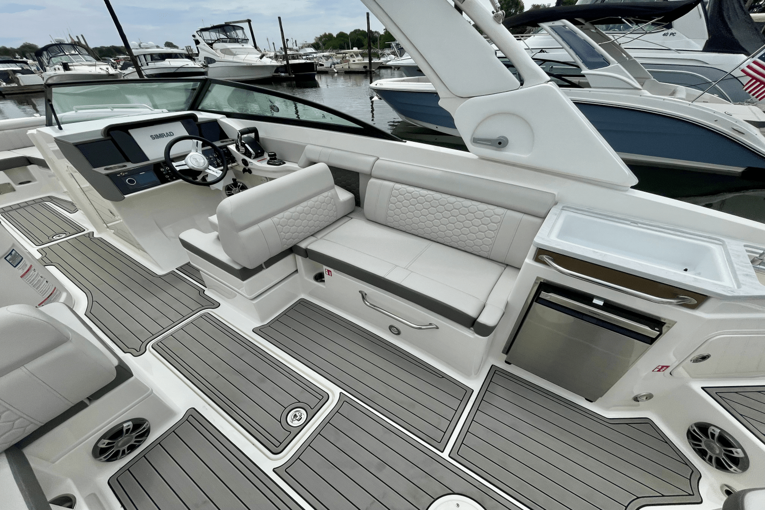 2025 Sea Ray SDX 290 Outboard Image Thumbnail #11