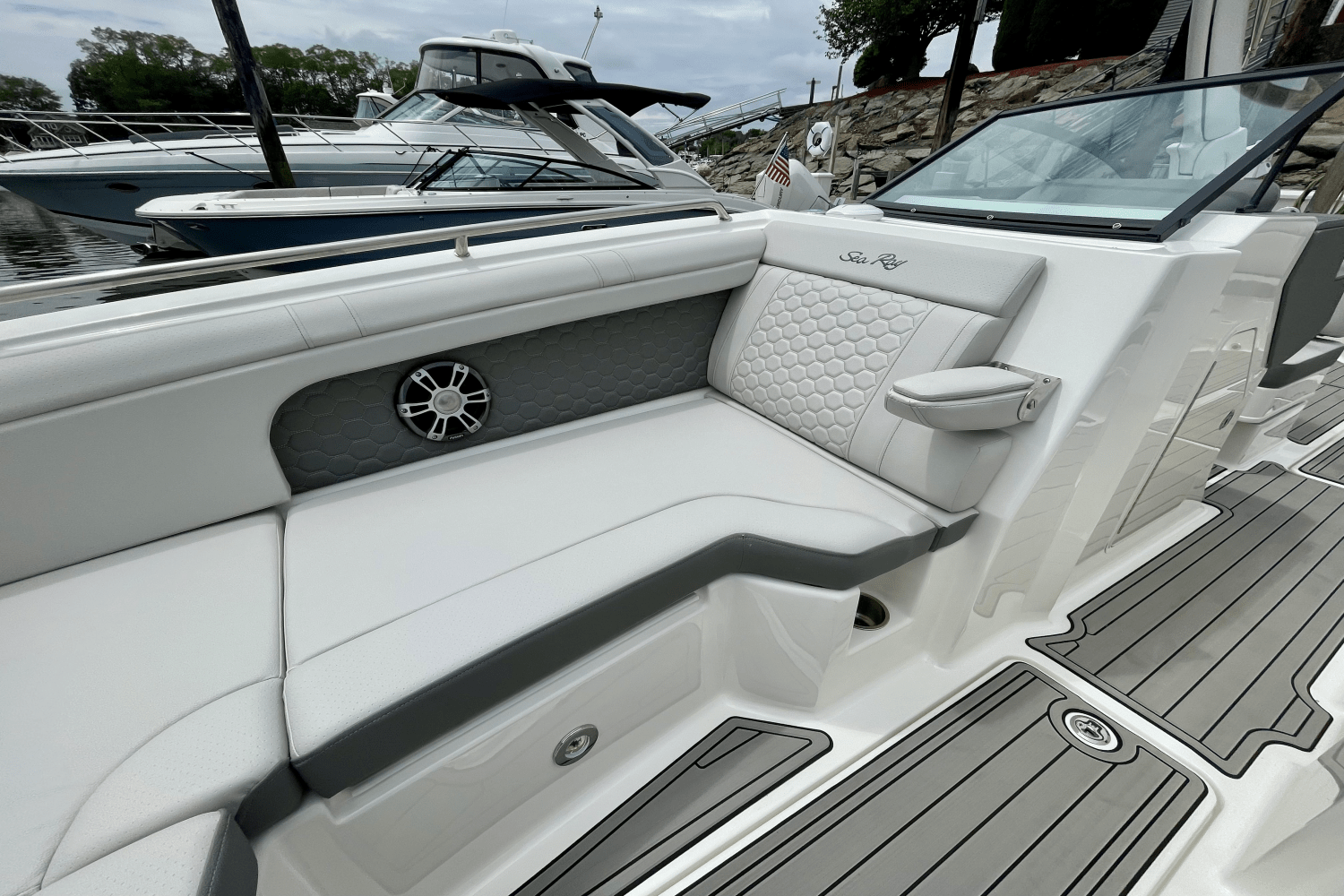 2025 Sea Ray SDX 290 Outboard Image Thumbnail #27