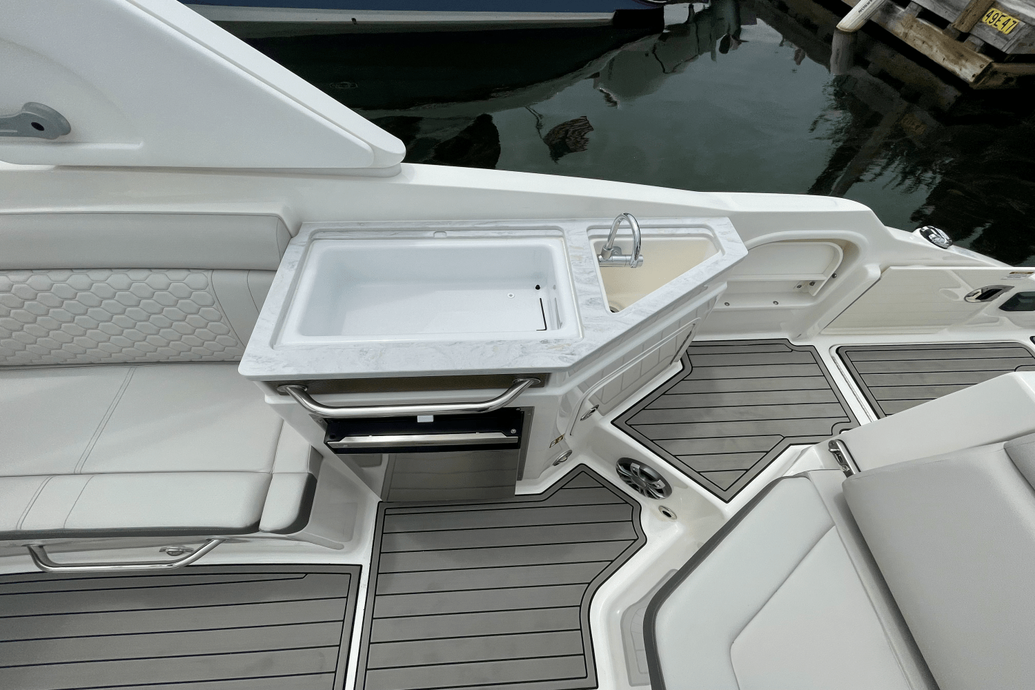 2025 Sea Ray SDX 290 Outboard Image Thumbnail #9