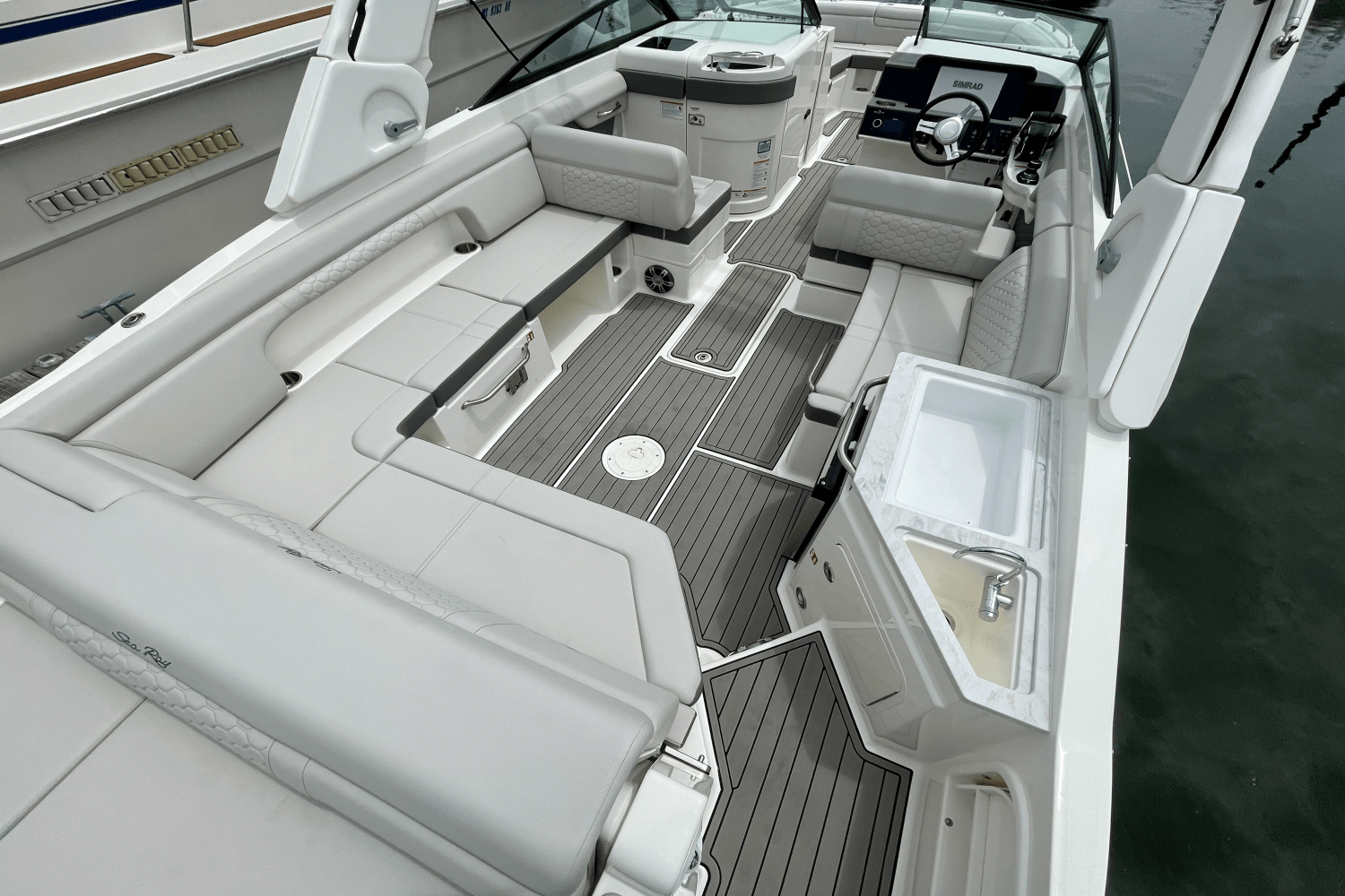 2025 Sea Ray SDX 290 Outboard Image Thumbnail #7