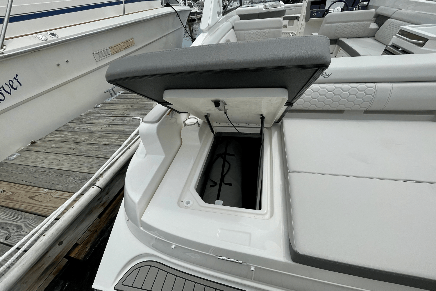 2025 Sea Ray SDX 290 Outboard Image Thumbnail #6
