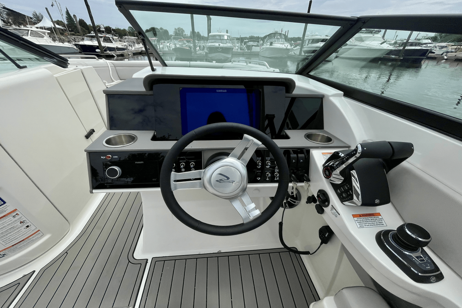 2025 Sea Ray SDX 290 Outboard Image Thumbnail #19