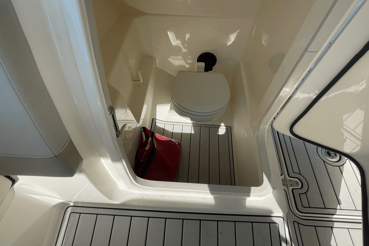 2022 Boston Whaler 240 Vantage Image Thumbnail #10