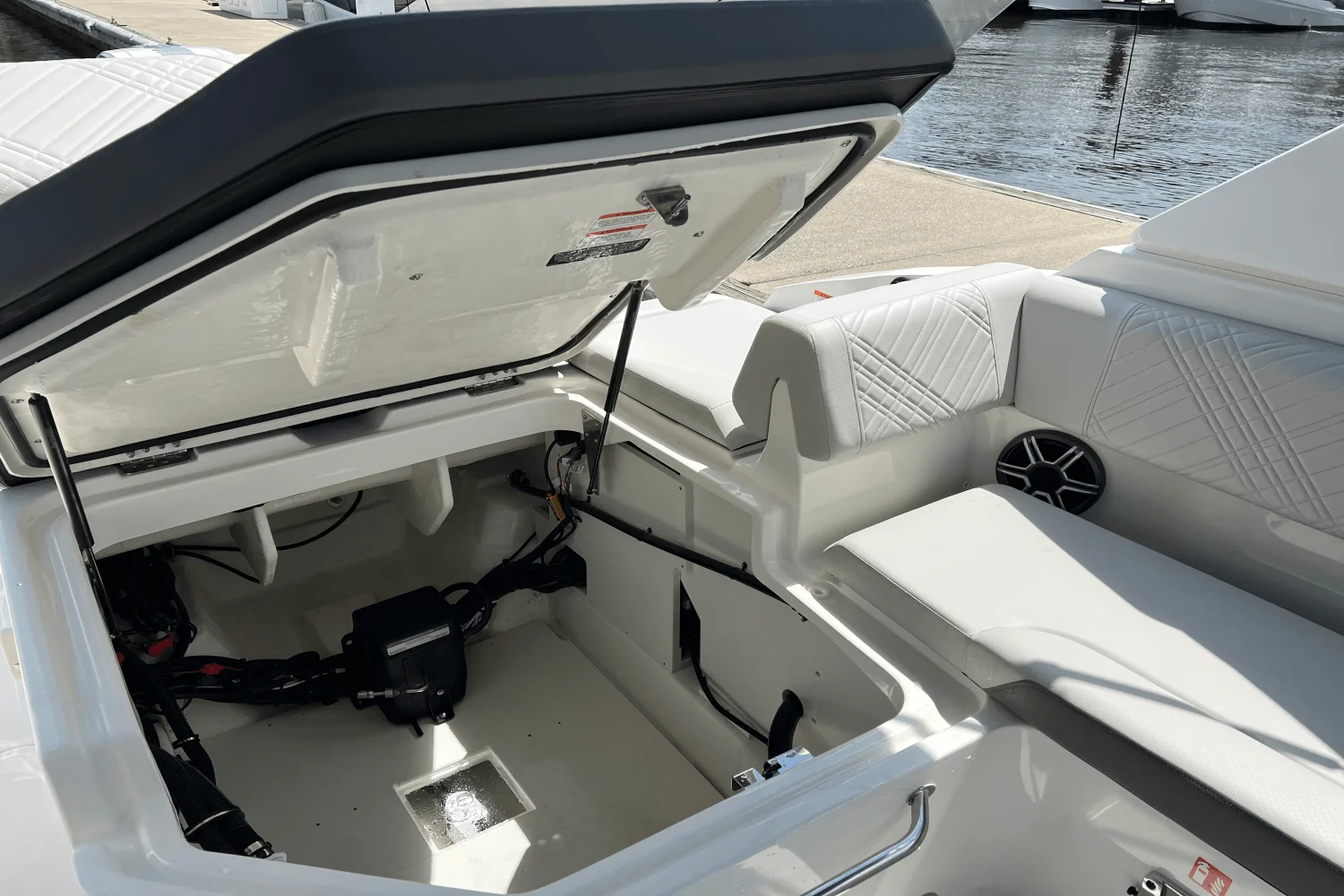 2026 Sea Ray SDX 230 Outboard Image Thumbnail #13