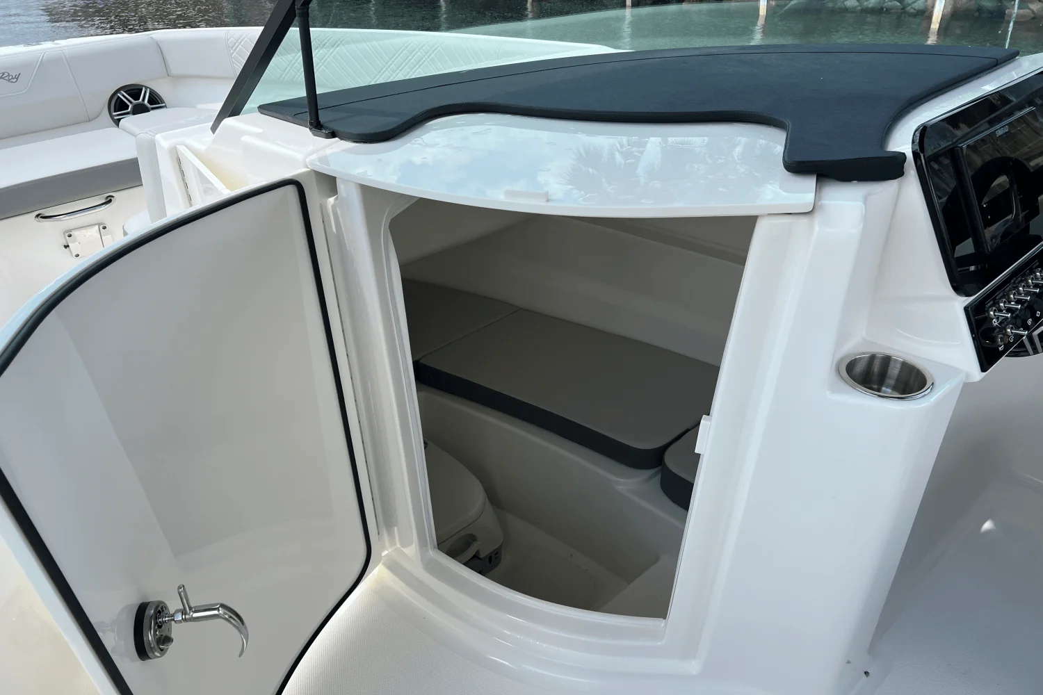 2026 Sea Ray SDX 230 Outboard Image Thumbnail #18