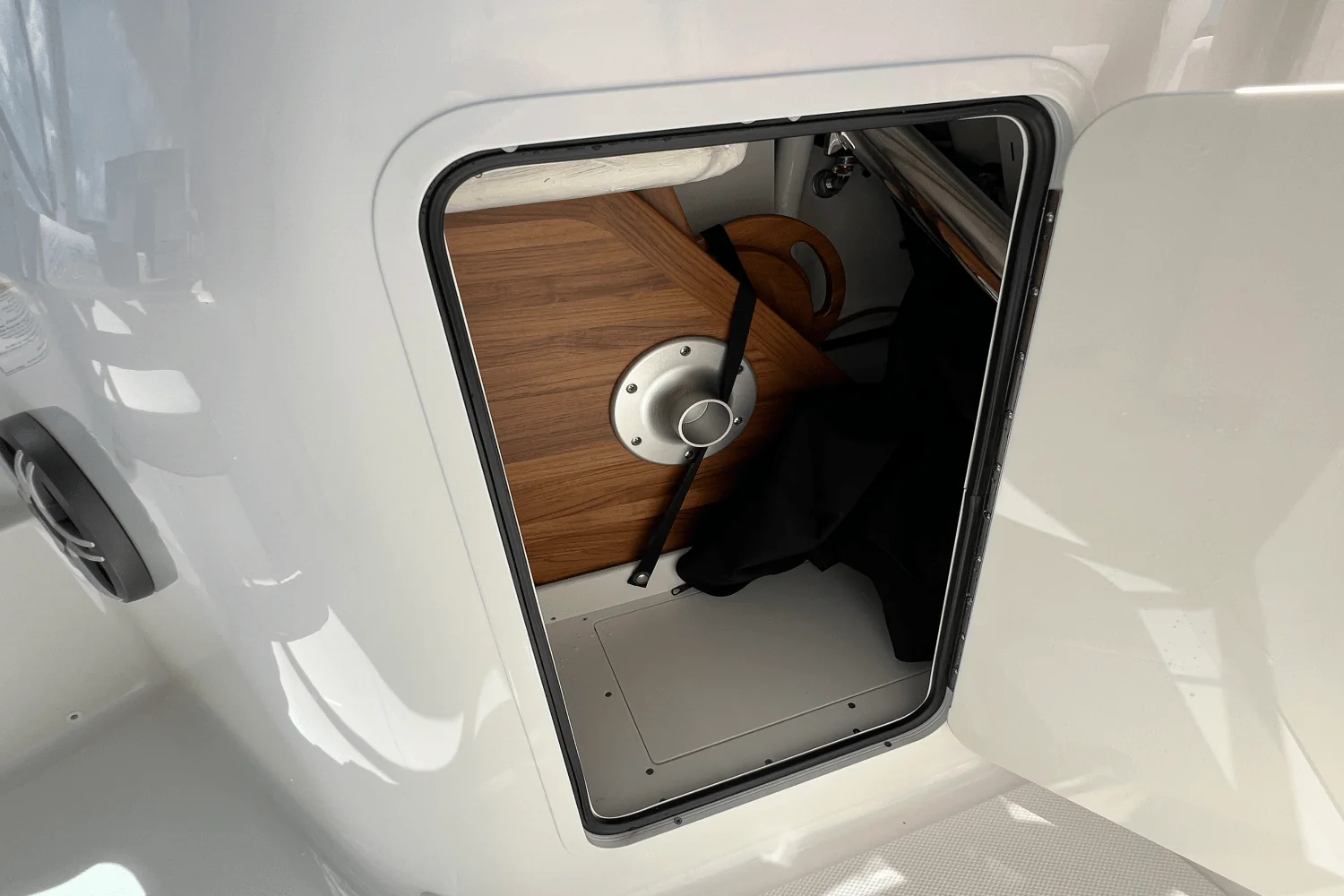 2026 Sea Ray SDX 230 Outboard Image Thumbnail #8