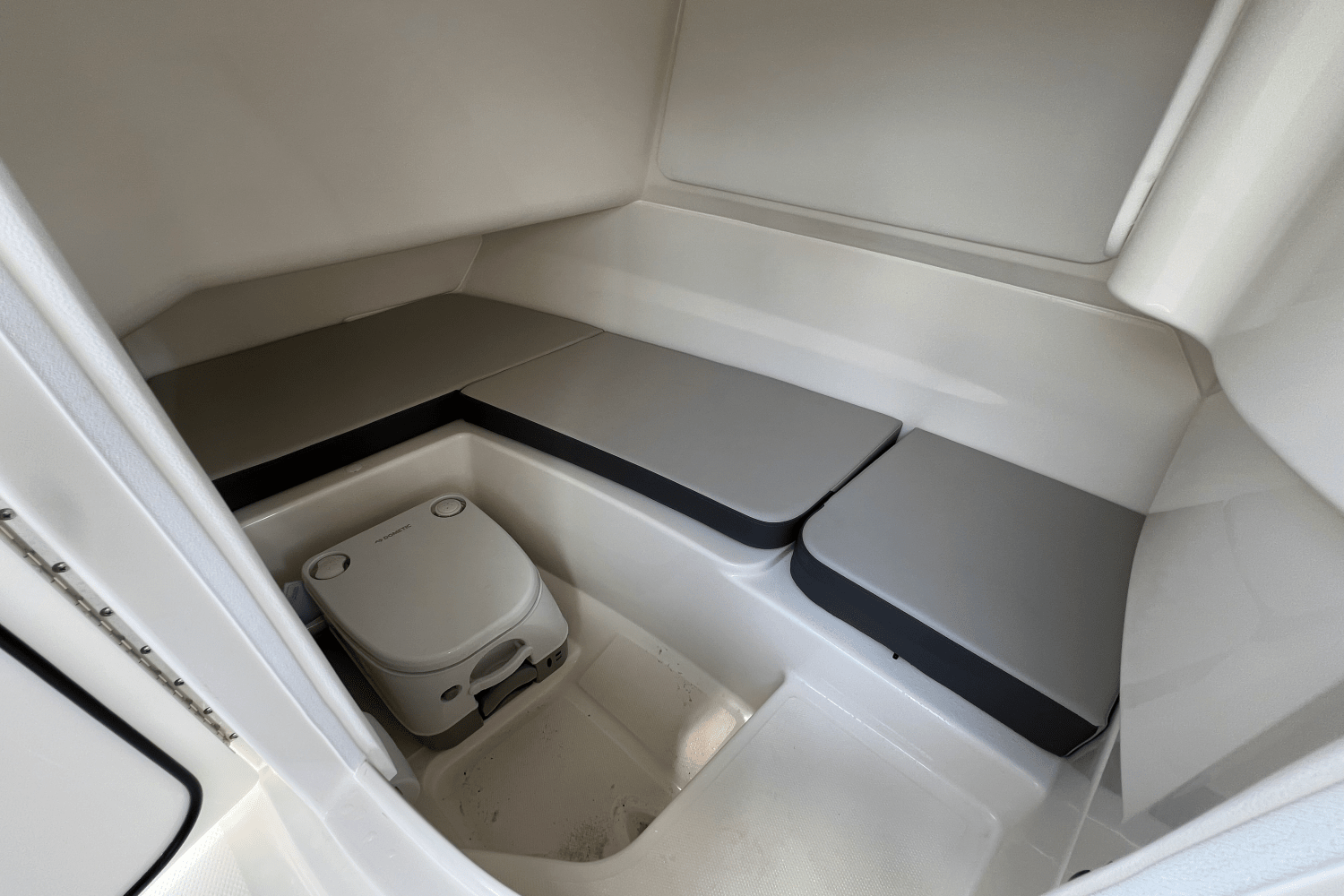 2026 Sea Ray SDX 230 Outboard Image Thumbnail #9