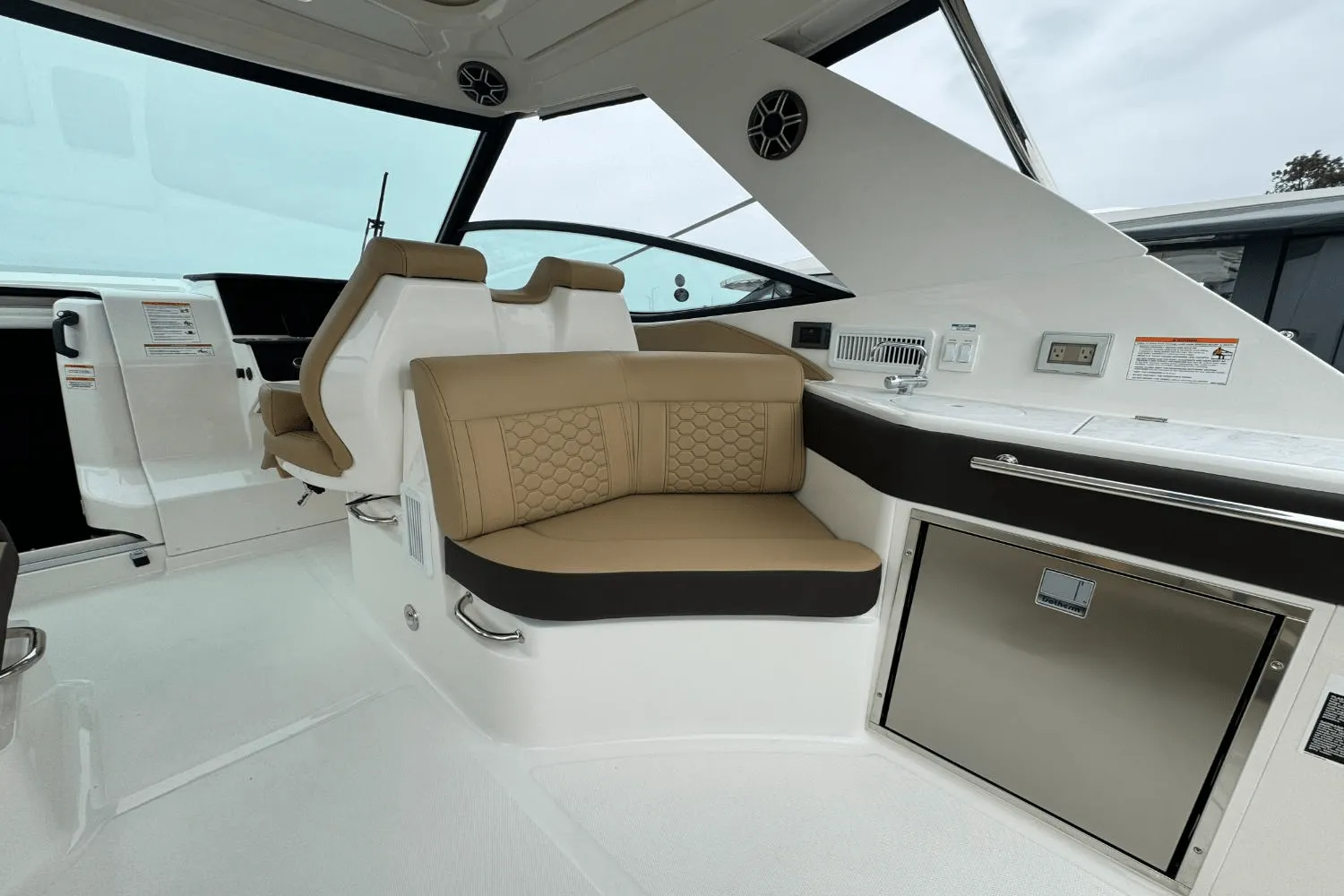 2026 Sea Ray Sundancer 320 Outboard Image Thumbnail #19