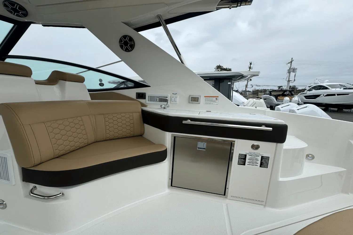 2026 Sea Ray Sundancer 320 Outboard Image Thumbnail #12